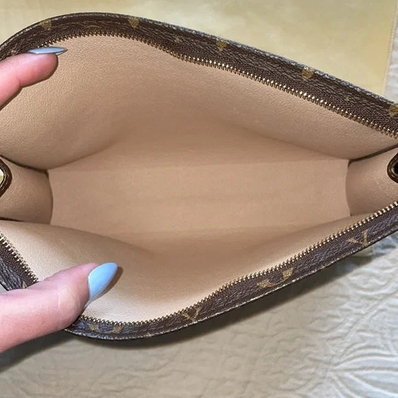 Louis Vuitton Toiletry Pouch 26 Discontinued - Picture 8 of 13